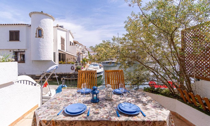 Empuriabrava House | 151-Typical fisherman house with canal views, parking - free wifi