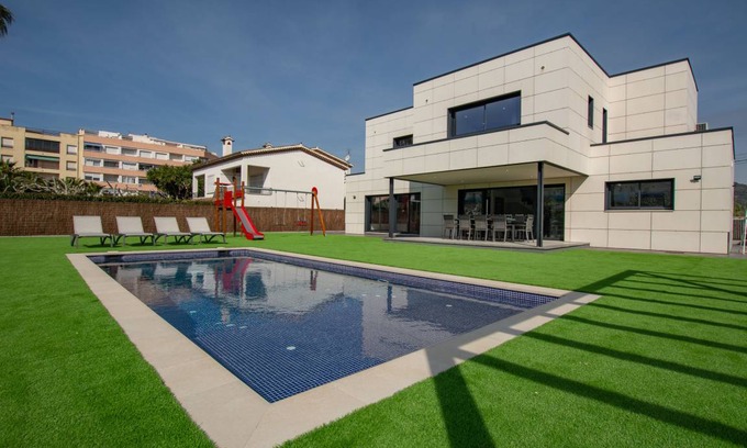 Pineda de Mar Villa | 220 m² Villa ∙ 4 bedrooms ∙ 9 guests