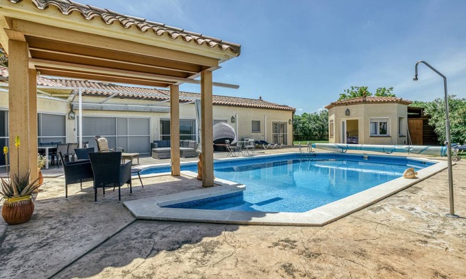 Torroella de Fluvia Villa | 240 m² Villa ∙ 5 bedrooms ∙ 10 guests