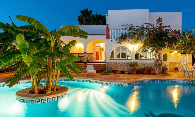 San Antonio Bay Villa | 250 m² Villa ∙ 5 bedrooms ∙ 10 guests