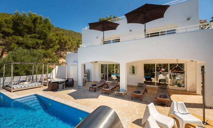 Santa Eulalia del Rio Villa | 300 m² Villa ∙ 6 bedrooms ∙ 12 guests
