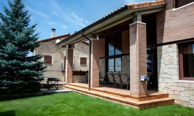 Covaleda House | 300 m² House ∙ 5 bedrooms ∙ 10 guests