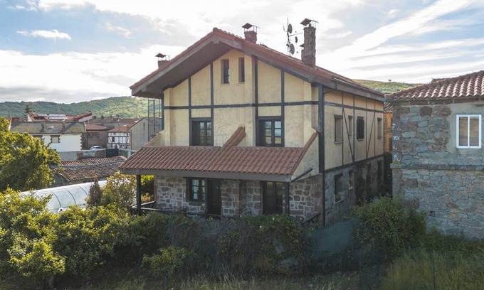 Urrez House | 325 m² Farmhouse ∙ 6 bedrooms ∙ 14 guests