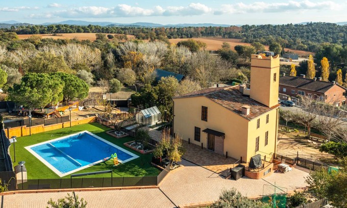 L'Ametlla del Valles House | 336 m² House ∙ 6 bedrooms ∙ 12 guests