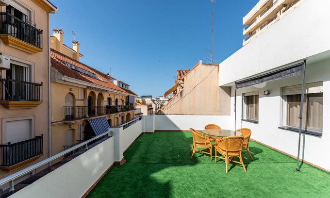 Fuengirola City Centre House | 363 m² House ∙ 6 bedrooms ∙ 14 guests