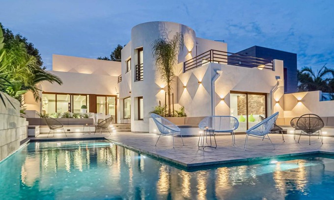 Empuriabrava Resort | 380 m² Resort ∙ 9 bedrooms ∙ 18 guests