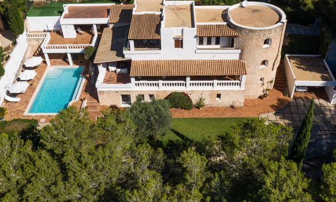 Can Furnet House | 400 m² House ∙ 5 bedrooms ∙ 12 guests