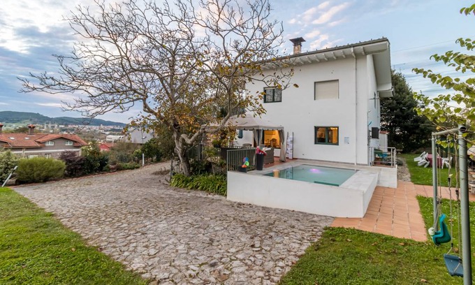 Colindres House | 92 m² House ∙ 6 bedrooms ∙ 12 guests