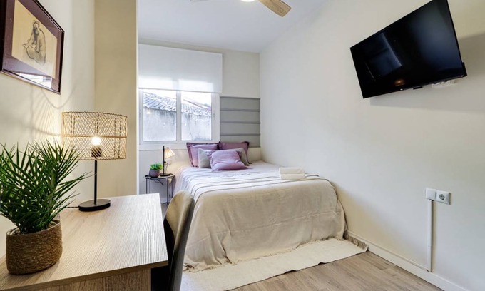 El Poble-sec Resort | 97 m² Private room ∙ 1 bedroom ∙ 1 guest