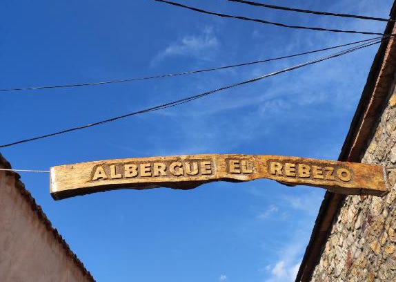 Torrebarrio Hostel | Albergue El Rebezo