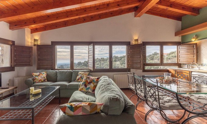 Fresnedillas de la Oliva Apartment | Apartment 'Casa Alta' with Shared Pool, Private Terrace and Wi-Fi