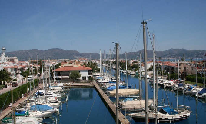 Empuriabrava Apartment | Apartment in Empuriabrava. 50 meters beach and trades.