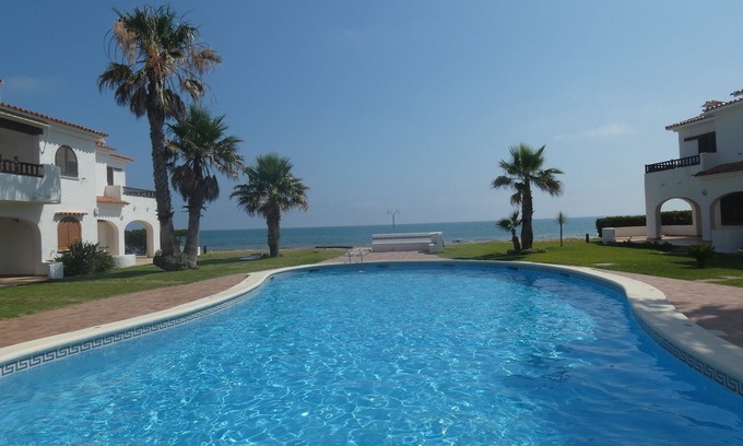 Molinell House | Beautiful little house in urbanization on the 1st line of the beach.