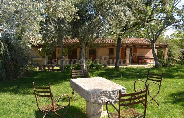 Bascara Cottage | Cabin ∙ 10 bedrooms ∙ 4 guests