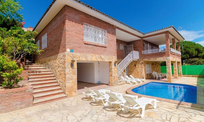 Lloret de Mar Villa | Club Villamar - Groups with an average age equal to or less than 21 years are not allowed!
