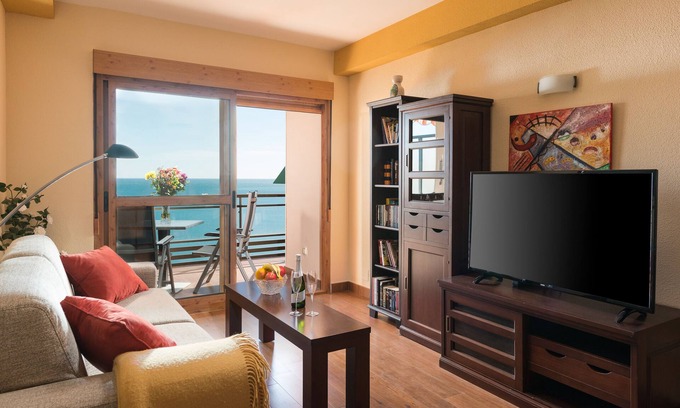 Fuengirola Apartment | Comfortable, contemporary and tranquil flat with sea views in the centre of town