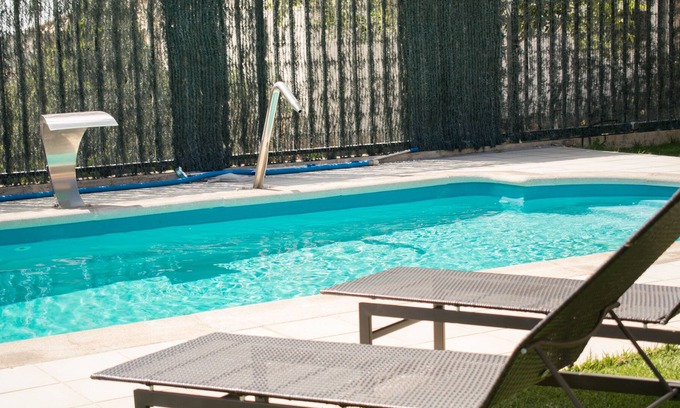 Garinoain Hostel | Comfortable room for couples with private pool