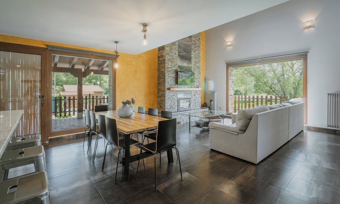 San Leonardo de Yague House | Country House 'La Puerta Del Rio Lobos Il' with Private Pool, Private Terrace and Wi-Fi