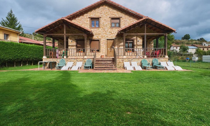 San Martin de Valdetuejar House | Country House 'Casa Lara I' with Lake View, Shared Pool and Private Terrace