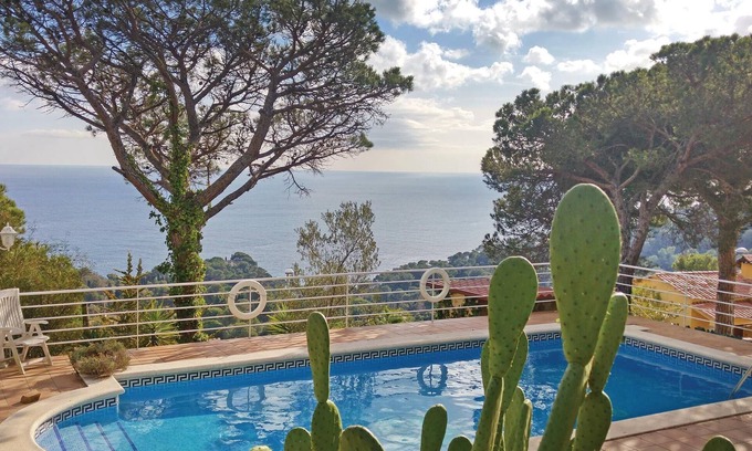 Blanes House | Cozy home in Blanes with house sea view