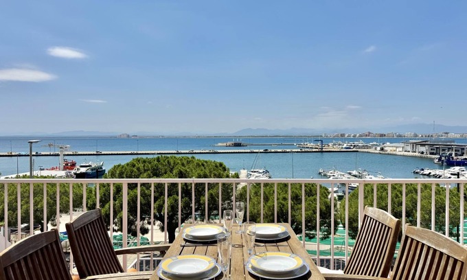 Roses Town Center Villa | CPO. Wonderful views of Roses Bay, 500 m from the beach