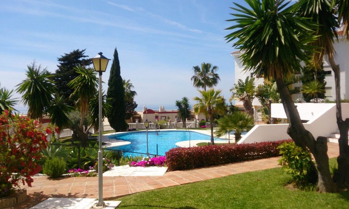 Mijas Apartment | EASY WALK TO MAX BEACH LOVELY APT WI-FI STUNNING SEA/POOL VIEWS +ELEVATOR/LIFT
