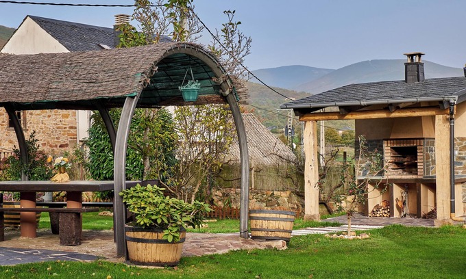 Noceda House | Holiday Home 'Casa Rural Abuelo Jose' with Mountain Views, Private Pool and Wi-Fi