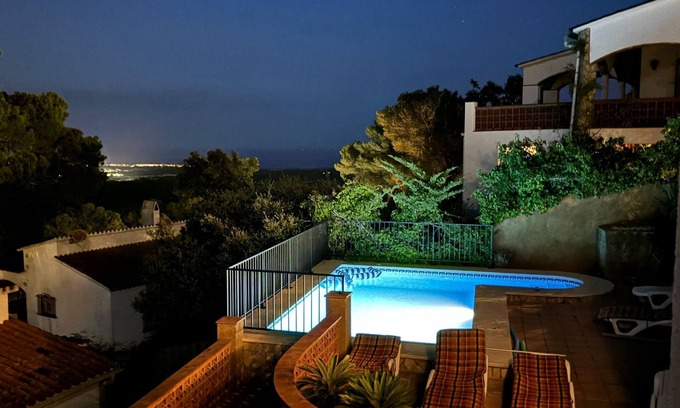 Pals House | Holiday Home "Casa Mas Tomasi" with Pool, Air conditioning and Sea View