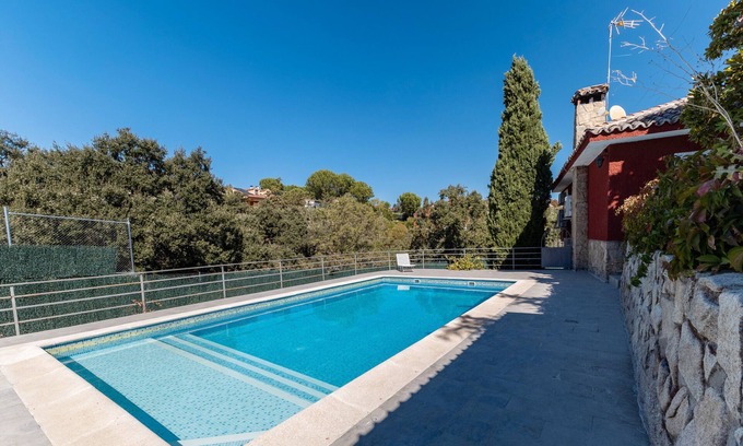 Valdemorillo House | Holiday Home 'El Bolero De Brasal' with Private Pool, Wi-Fi and Air Conditioning