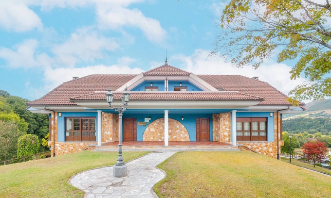 Sevares House | Holiday Home 'El Pongallin' with Lake Views, Private Terrace and Wi-Fi