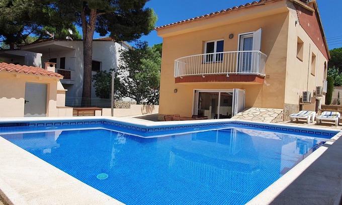L'Escala House | Magnificent private pool villa with free wifi near the beach