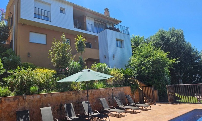 Begur Villa | Quality villa short10 minute walk to Begur & free bus to local beach available