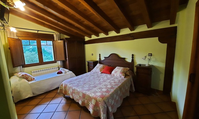 Valle de Carranza Apartment | Room with Mountain Views, Shared Garden and Wi-Fi