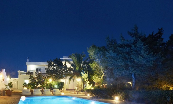 Es Figueral Beach Apartment | Small apartment complex right by the sea. Relaxation guaranteed.