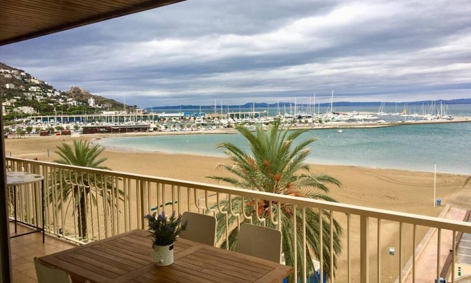 Roses Town Center Apartment | Spacious apartment facing the beach of Roses