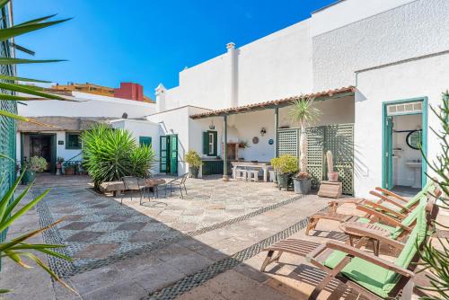 Poris de Abona House | Traditional Canary house next to the beach