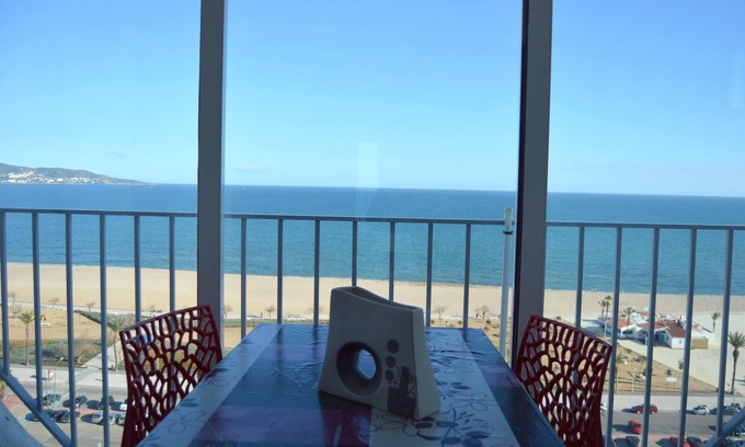 Empuriabrava Apartment | Two bedroom apartment with sea views