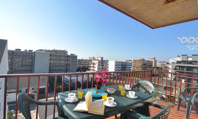 Almadraba-Canyelles Apartment | Vacation rental in Roses, Costa Brava: Cozy apartment 400 meters from the beach, capacity for 6 people and terrace.