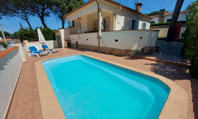 L'Escala Villa | Villa with private swimming pool, free wifi, between sea and forest.
