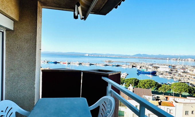 Roses Town Center Apartment | Well it located in front of the fishing port of Roses, very sunny and with fantastic views