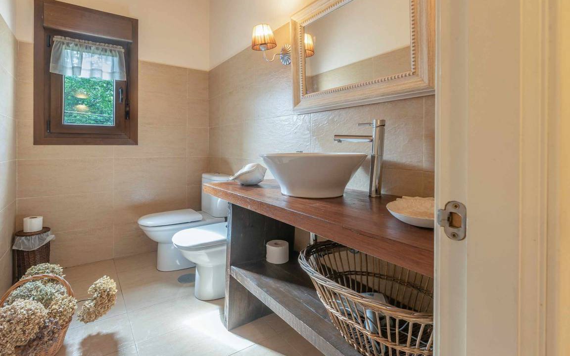 Photo of Bathroom in Rales