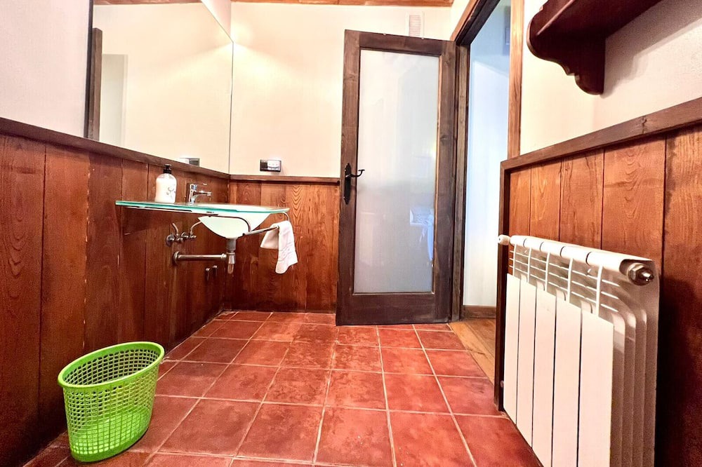 Photo of Bathroom in Jomezana De Abajo