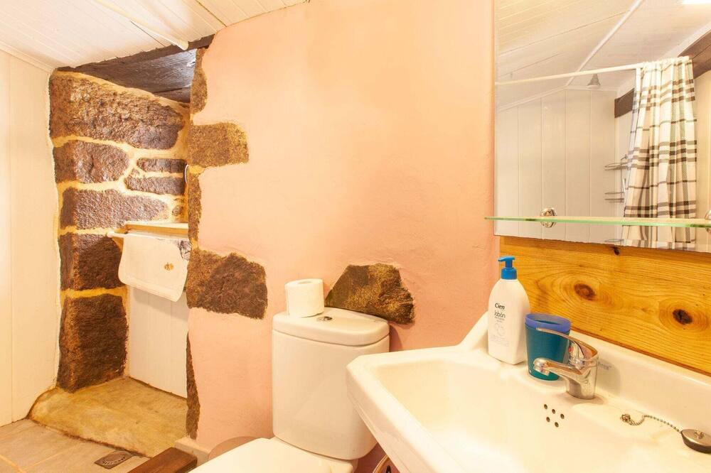 Photo of Bathroom in Panton