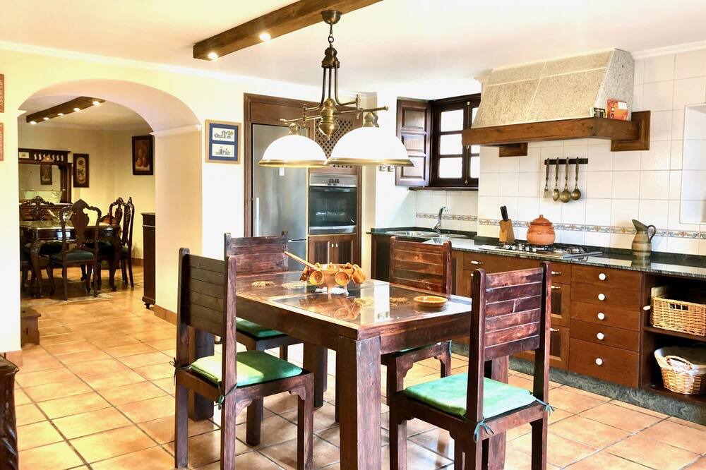 Photo of Kitchen in Feas