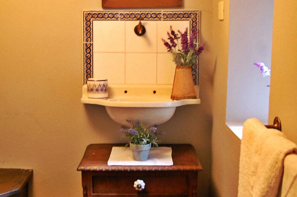 Photo of Bathroom in Puente Nuevo