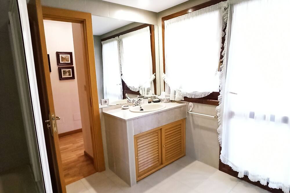 Photo of Bathroom in Covas