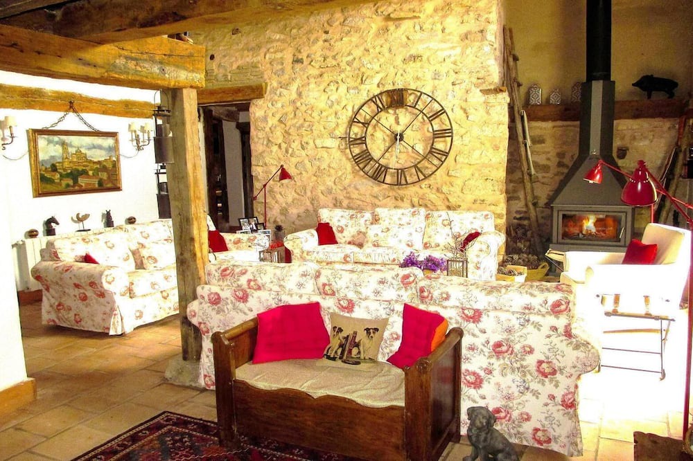 Photo of Livingroom in Valdevacas y Guijar