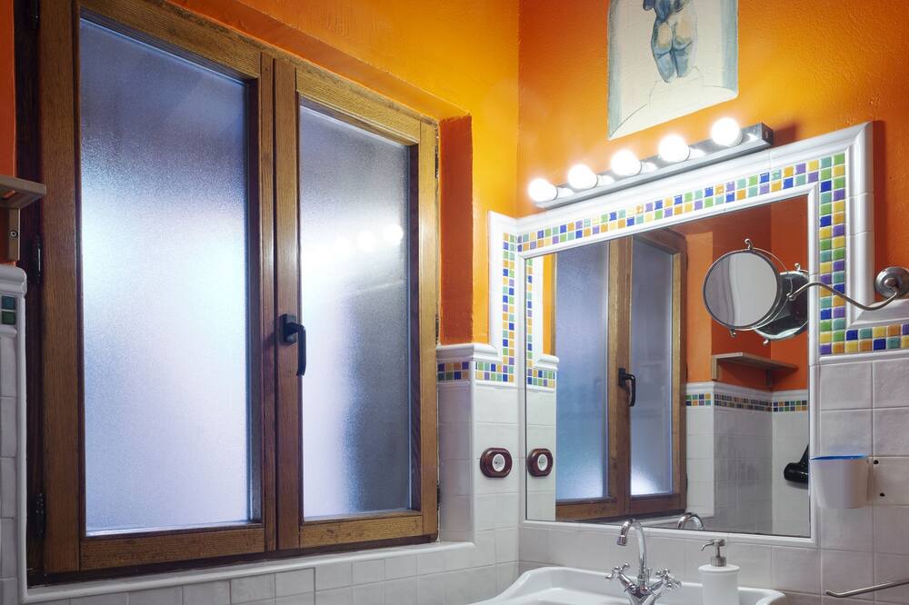 Photo of Bathroom in Tudes