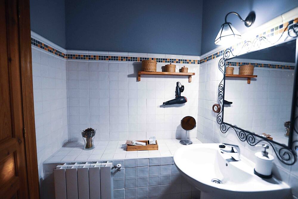 Photo of Bathroom in Tudes