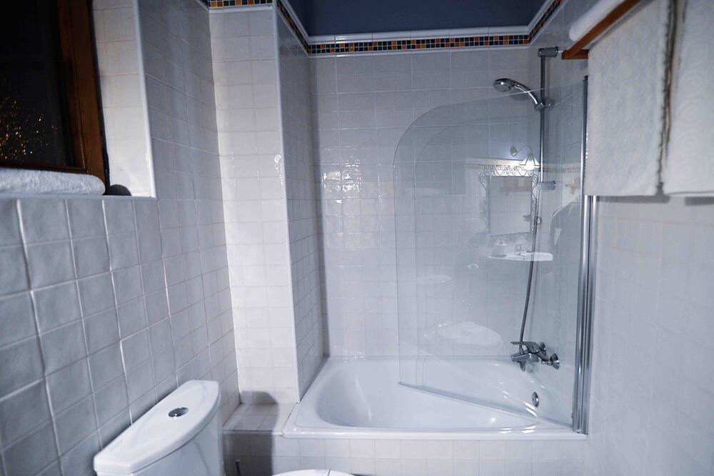 Photo of Bathroom in Tudes
